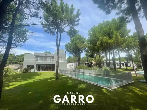 Hermosa Casa en venta - Costa Esmeralda Barrio Privado.