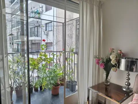 Alquiler. Recoleta.  Departamento de 4 ambientes con dependencias.