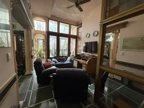 Impresionante! Casa de 5 ambientes con dependencia, fondo, pileta, quincho, parrilla y cochera.