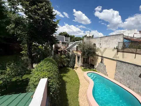 Impresionante! Casa de 5 ambientes con dependencia, fondo, pileta, quincho, parrilla y cochera.