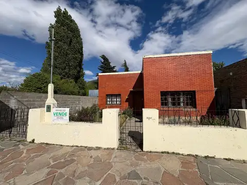 Esquel - Venta casa con departamento y patio