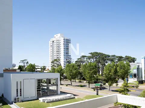 Apartamento en venta de 1 dormitorios a pasos del shopping en Punta del Este.