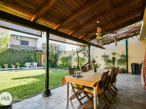 Casa en Venta con 2 cocheras