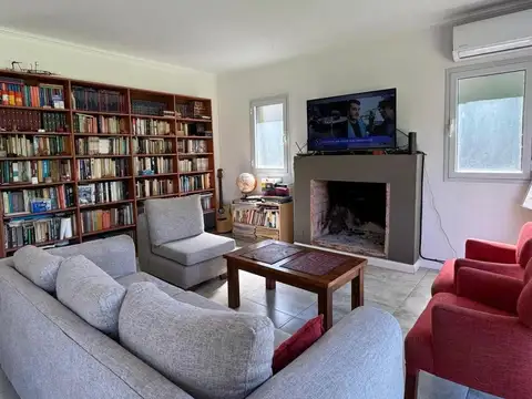 Casa 4 ambientes con 2 baños