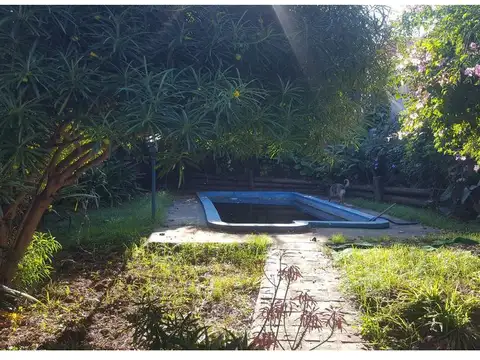 Sobre Lote 8.66 x 43.19,.Casa de 4 ambientes ( 2 plantas) 2 baños.Quincho cubierto.Pileta .Parque