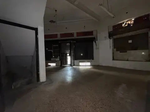 Local comercial de 33 m2 aprox + Habitacion + Sotano, Baño