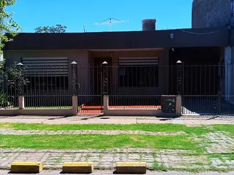 Casa en Venta en Berazategui Oeste, USD 100.000