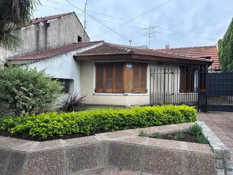 CASA 3 DORMITORIOS, GARANGE PASANTE Y FONDO LIBRE MUY LINDA!