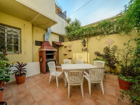 PH FRENTE CON ENTRADA INDEPENDIENTE - PATIO CON PARRILLA - 4 AMBIENTES - SIN EXPENSAS