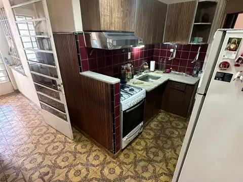 VILLA SARMIENTO- CHALET CLÁSICO- 4 AMB. +  COCINA - COMEDOR DIARIO + LIVING ESTAR + LAV. CUBIERTO Y AMPLIO JARDIN