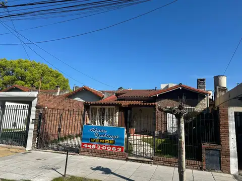 VILLA SARMIENTO- CHALET CLÁSICO- 4 AMB. +  COCINA - COMEDOR DIARIO + LIVING ESTAR + LAV. CUBIERTO Y AMPLIO JARDIN