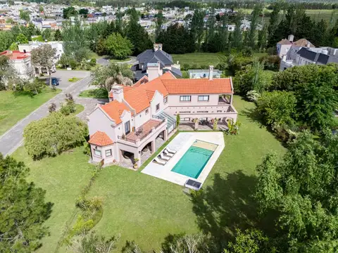 CASA 7 AMBIENTES EN VENTA EN SAN ELISEO GOLF