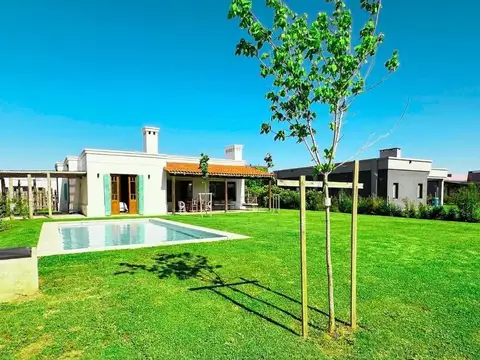 Casa 4 ambientes con 3 baños