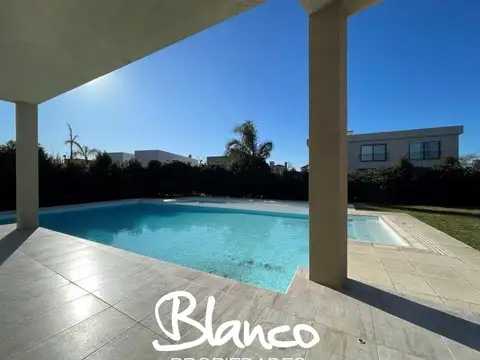 Casa 6 ambientes con 4 baños