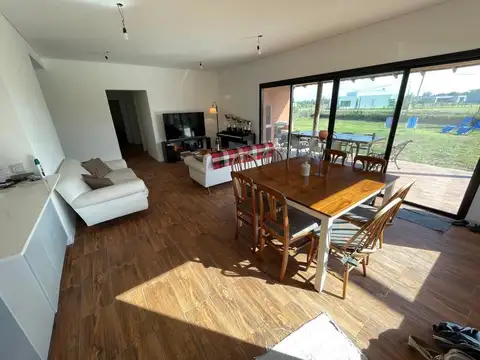 Casa 4 ambientes con 3 baños