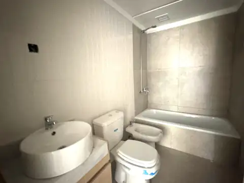 Amplio y Moderno Monoambiente Divisible a Estrenar .