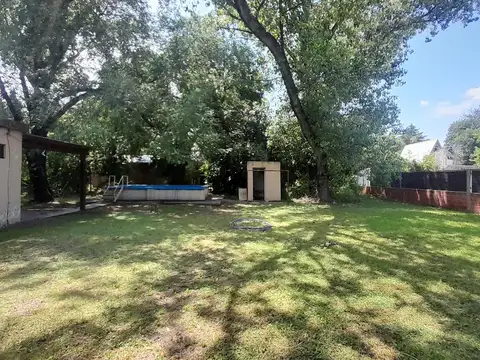 Casa en venta a reciclar con 900 m2 de terreno y pileta - Funes