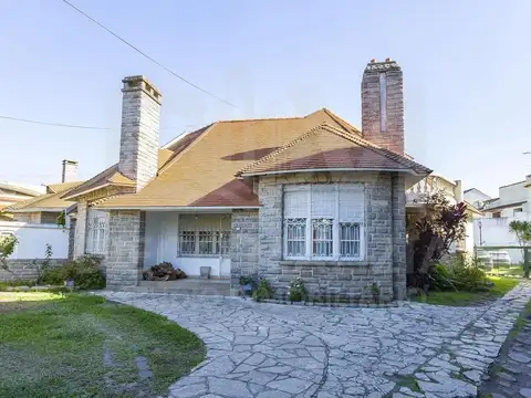 Venta Casa 5 ambientes en Temperley con cochera y psicina