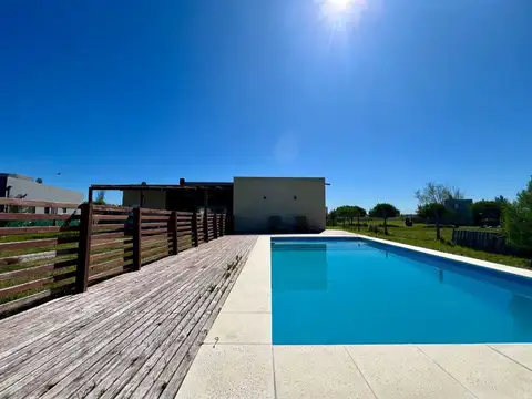 VENTA CASA 4 AMBIENTES CON PILETA EN SAN SEBASTIAN