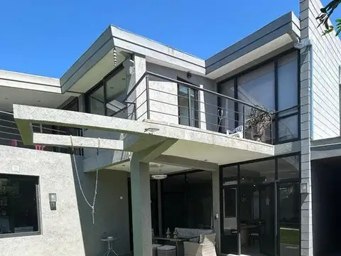Moderna casa en Barrio Los Aromos