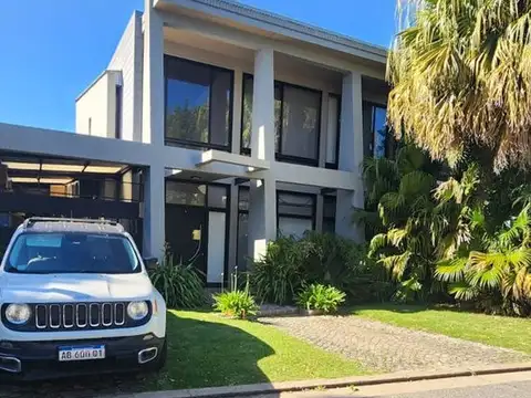 Moderna casa en Barrio Los Aromos