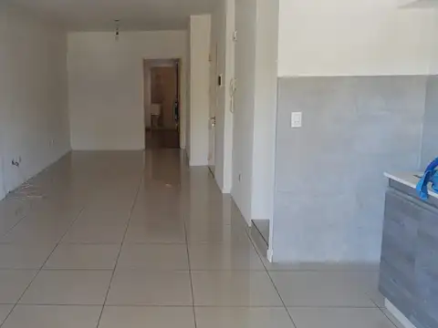 EXCELENTE 2 AMBIENTES AL FRENTE CON PATIO