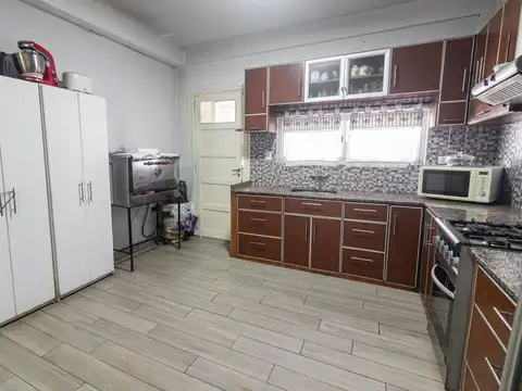 Casa 8 ambientes con 2 baños