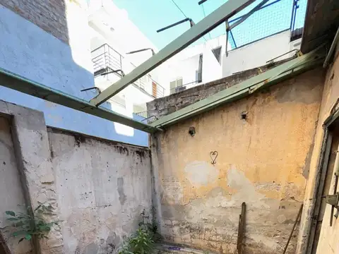 CASA VENTA AL FRENTE PARA RECICLAR EXCELENTE ZONA