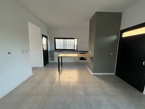 Casa en Alquiler en Pilar del Este - San Ramon, USD 900
