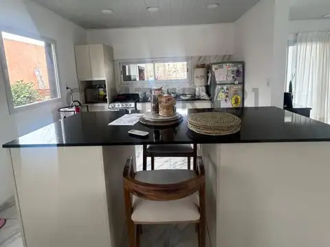 VENTA 4 AMBIENTES CON PILETA EN EL BARRIO ALVAREZ DEL BOSQUE -FRANCISCO ALVAREZ MORENO.