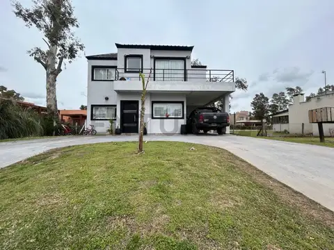 VENTA CASA DE 4 AMBIENTES CON PILETA EN EL BARRIO ALVAREZ DEL BOSQUE -FRANCISCO ALVAREZ MORENO.