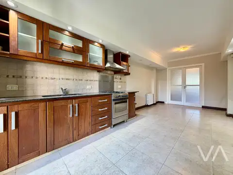 Chalet con 5 dormitorios. Jardín y garage. Playa Grande.