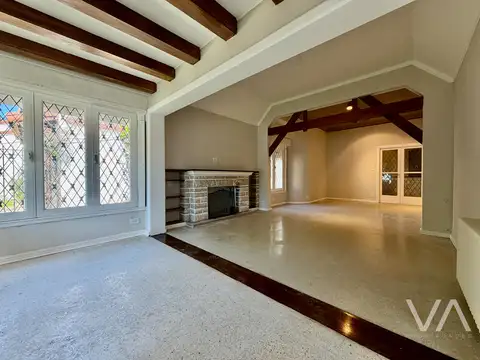 Chalet con 5 dormitorios. Jardín y garage. Playa Grande.