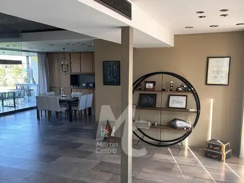 Casa 8 ambientes con 4 baños