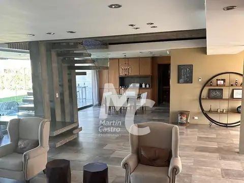 Casa en Venta con 2 cocheras