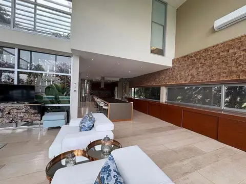 Casa en Venta con 6 cocheras