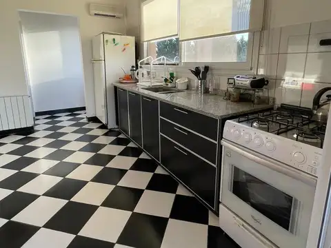 Casa 4 ambientes con 2 baños