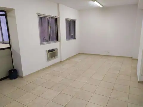 Oficina 8 ambientes con 2 baños