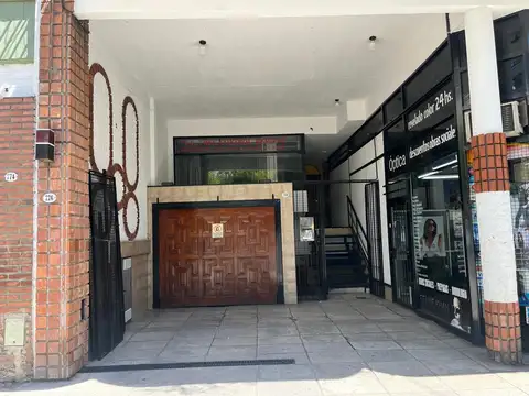 Local en excelente ubicación, a metros de Av. Díaz Vélez.