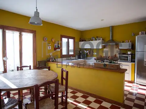 Casa 7 ambientes con 2 baños