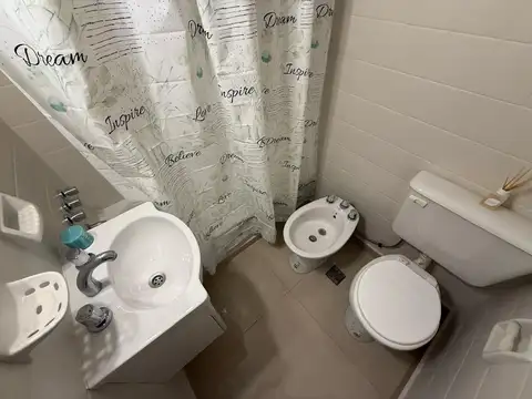 Departamento un ambiente desplazado a la calle c/balcón, a 3 cuadras de la costa, Corrientes 1700