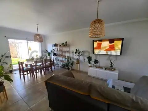 Jorge Cafrune 300, Piso 0