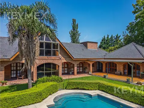 Casa 6 ambientes con 4 baños