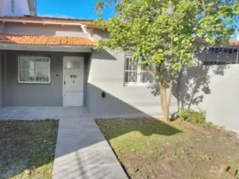 Casa en venta - 2 Dormitorios 2 Baños - Parque Luro