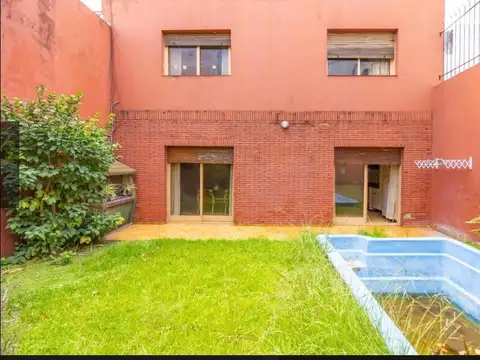 Casa 4 ambientes garage parque parrilla pileta en Montecastro