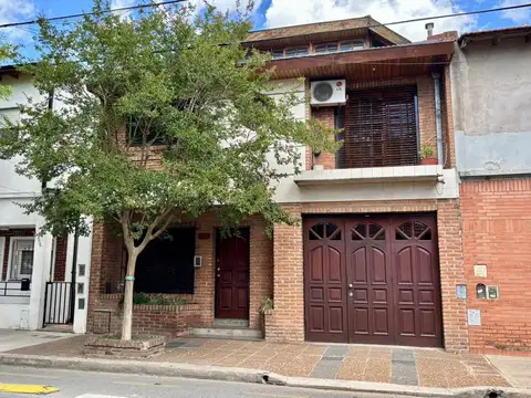 EXCELENTE CHALET 4 AMBIENTES CON GARAJE