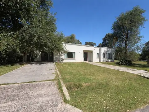 Casa de 300m2 en Venta, Barrio Casuarinas, Pilar del Este