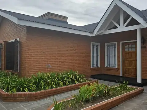 Hermosa Casa Centrica en Cañuelas