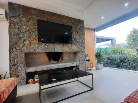 Casa 5 ambientes con 4 baños