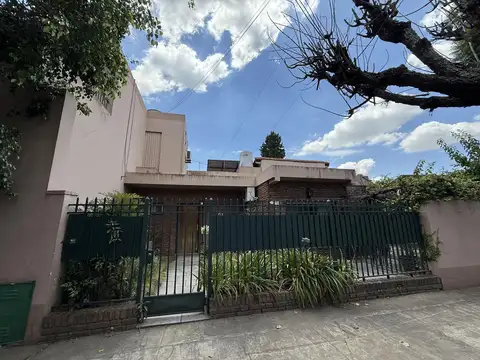 Casa en venta en Echeverria al 1000 con dos locales sobre Sdr. Moron - Bella Vista